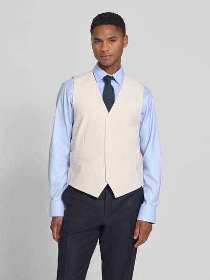 Mannelijk model draagt Regular Fit Weste met Viskose-Anteil van HECHTER PARIS in lichtbeige, V-hals, knoopsluiting, paspelzakken, elastische materiaalmix, voorkant volledig zichtbaar, geheel lichaam vooraanzicht.