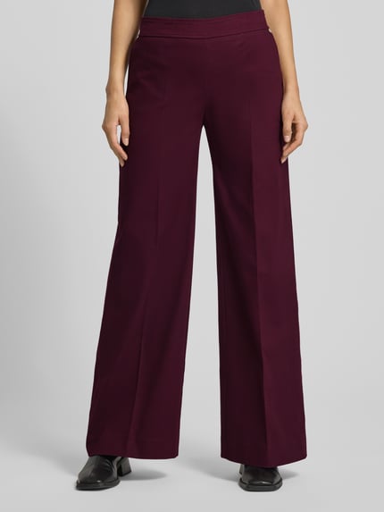 Vrouwenmodel draagt Hose mit elastischem Bund und Eingrifftaschen van Rinascimento, wijde pijpen, bordeauxrood, vooraanzicht volledige lichaamsopname.