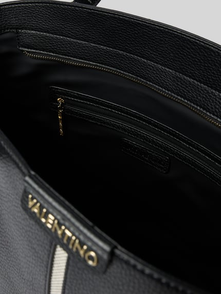 Produktfoto, schwarze Handtasche mit Label-Applikation Modell 'HYBRIS' von VALENTINO BAGS, Reißverschluss, strukturierte Oberfläche, Innenfach sichtbar
