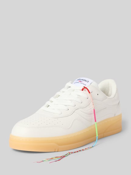 Produktfoto, Sneaker mit Logo-Detail Modell 'Hevea' van Genesis, heren sneakers met afronde pasvorm, siergarnering, vetersluiting, gladde zool, hakhoogte maat 44: 4 cm, schachthoogte maat 44: 7 cm, schachtbreedte maat 44: 8 cm, wit met beige kleuren, afgeronde vormen, gladde structuur