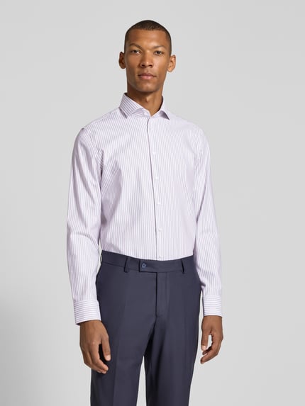 Männermodel trägt slim fit zakelijk overhemd van katoen model 'Spread Kent' van Seidensticker, lichte strepen, Heren Businesshemd, Ganzkörperansicht van voren.