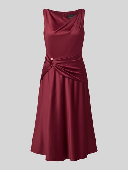 Produktfoto, Cocktailkleid aus Satin mit Raffungen von Adrianna Papell in Weinrot, taillierte Passform, V-Ausschnitt, Midilänge, glatte Textur