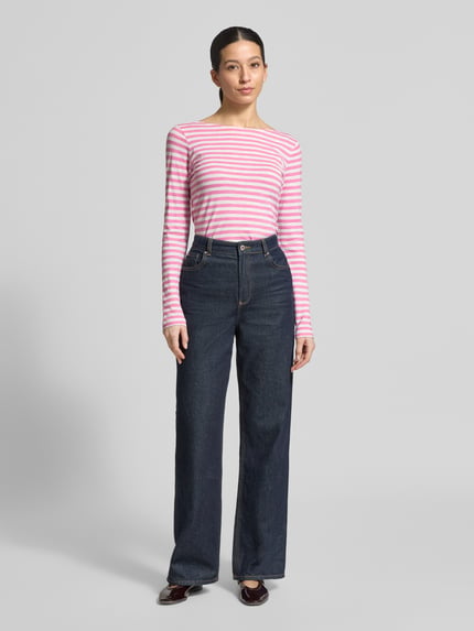 Frauenmodel trägt Regular Fit Langarmshirt aus reiner Baumwolle von Marc O'Polo, rosa-weiß gestreift mit U-Boot-Ausschnitt, Ganzkörperansicht von vorne.