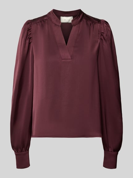 Produktfoto, Langarmbluse mit Stretch-Anteil Modell 'Rosslyn' von Neo Noir in Bordeaux, satinierte Textur, lockere Passform, V-Ausschnitt.