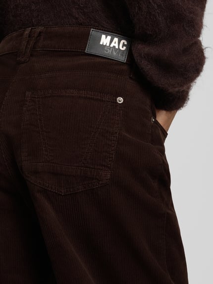Vrouwenmodel draagt Regular fit corduroy broek uit katoenmix model 'DANNI 2.3' van MAC, Dames corduroy broek, detailopname.