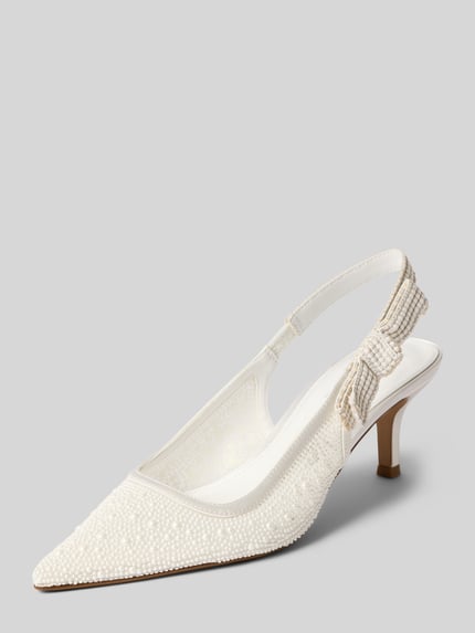 Produktfoto, Brautschuhe im Slingback-Design Modell 'Ensemble' von Steve Madden mit Allover-Perlenbesatz, Zierschleife, Pfennigabsatz, Absatzhöhe 6 cm, spitz zulaufende Form, elastischer Riemen, elegante weiß-creme Farben, glatte und perlenbesetzte Textur