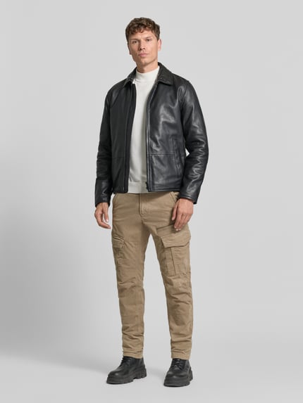 Männermodel trägt Regular Fit Cargohose mit Cargotaschen von PME Legend, Beige, Twill-Struktur, viele Taschen, Ganzkörperansicht von vorne.