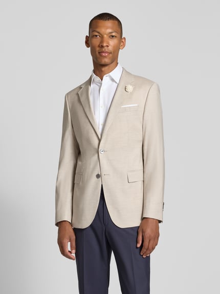 Männermodel trägt Sakko mit Einstecktuch Modell 'Wedding Herby' von JOOP! Collection, beige Töne, florale Applikation, Ganzkörperansicht von vorne.