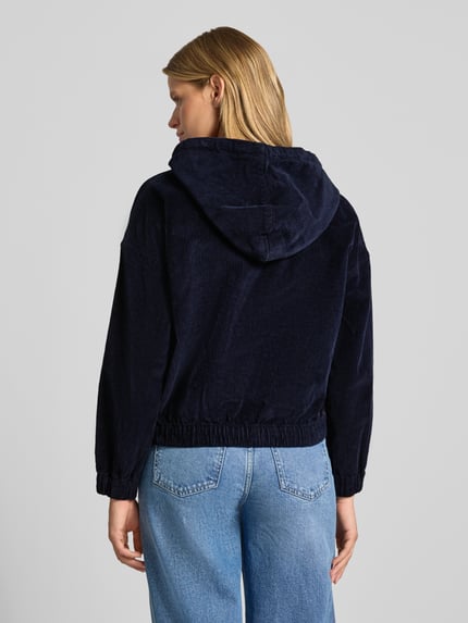 Männermodel trägt dunkelblaue Regular Fit Bomberjacke aus Baumwoll-Mix Modell 'KENZIE' von ONLY, Damen bomberka/bluzon, Ganzkörperansicht Rückansicht.