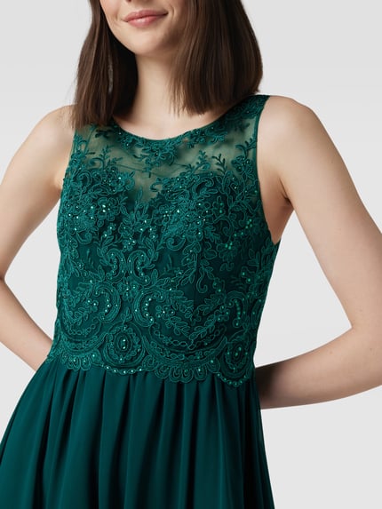 Kobiece modelka nosi Regular Fit Abendkleid mit floralem Spitzenbesatz od Laona, zielony kolor, koronkowe detale, półtransparentny materiał, zdobienia z kamyków, okrągły dekolt, bez rękawów, nieprzezroczysta podszewka, zbliżenie na górną część sukienki.
