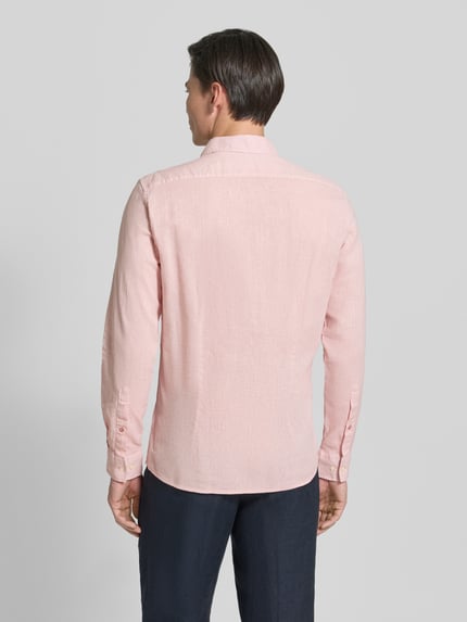 Männermodel trägt CINQUE Slim Fit Freizeithemd aus Leinen-Mix Modell 'Steven' in Rosa, Langärmelig, Rückenansicht Ganzkörperansicht. Rückenlänge bei Größe M: 68 cm, Schulterbreite bei Größe M: 42 cm, Ärmellänge bei Größe M: 65 cm, Kentkragen, durchgehende Knopfleiste, Leinen-Mix mit Baumwoll-Anteil.