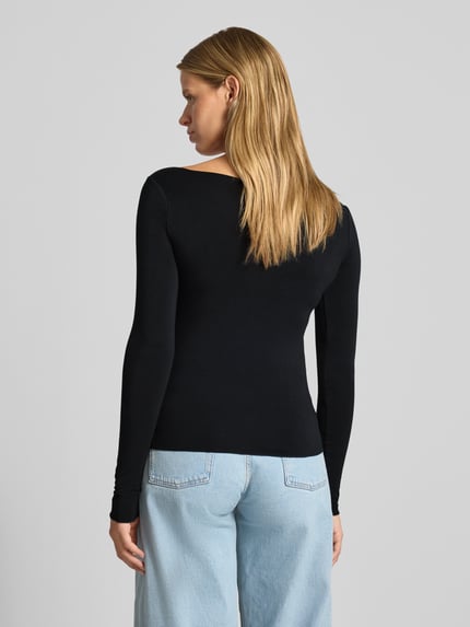 Frauenmodel trägt Slim Fit Langarmshirt U-Boot-Ausschnitt von REVIEW, in Schwarz aus Lyocell-Mix mit Stretch-Anteil, Rückenansicht, Ganzkörperansicht Rückansicht.