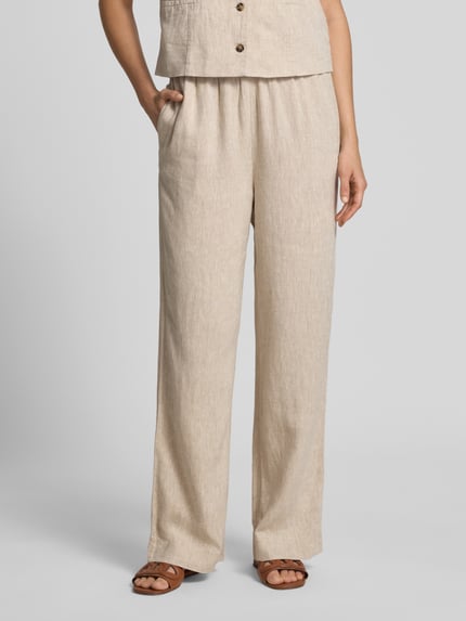 Frauenmodel trägt Leinenhose mit Kordelzug Modell 'Viana Ginia' von MSCH Copenhagen, Leinen-Mix, Wide-Leg-Pants, Eingrifftaschen, Nahaufnahme Unterkörper.