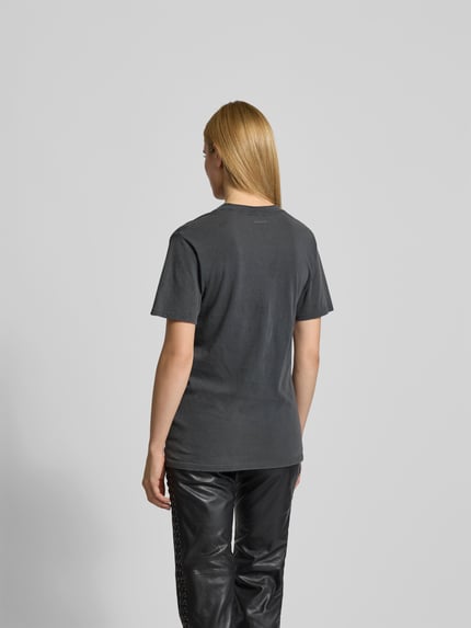 Kobiece modelka nosi damski t-shirt z bawełny od Anine Bing, taliowany krój, długość tyłu 71 cm, widok całej sylwetki z tyłu.