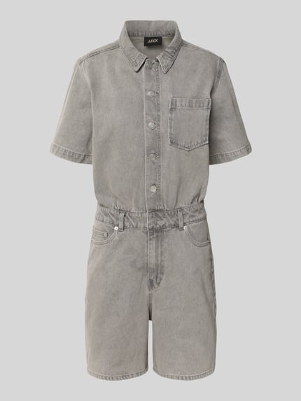 Produktfoto, Regular Fit Playsuit in Denim-Optik Modell 'Fillipa' von JJXX aus Reine Baumwolle, kurzärmelig, Umlegekragen, Knopfleiste, Brusttasche, 5-Pocket-Design, graue Struktur, matte Oberfläche, Maße: Rückenlänge 93 cm, Brustweite 52 cm, Ärmellänge 26 cm, Gesamtlänge 88 cm, Innenbeinlänge 17 cm