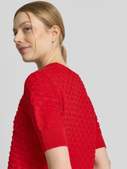 Frauenmodel trägt Strickpullover mit 1/2-Arm Modell 'Dodo' von FREE/QUENT in Rot, Strukturmuster, reine Baumwolle, Nahaufnahme Oberkörper.