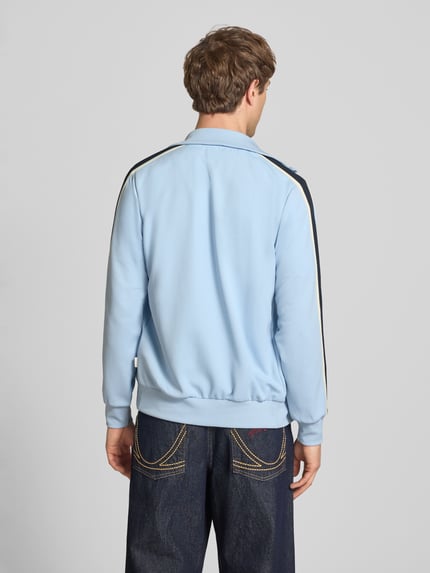 Männermodel trägt Sweatjacke mit Stehkragen Modell 'COTEDAZUR' von Jack & Jones in Hellblau, Herren, Slim-Fit, Label-Stitching, Reißverschluss, Rückenlänge 70 cm, Ärmellänge 65 cm, Ganzkörperansicht Rückansicht.