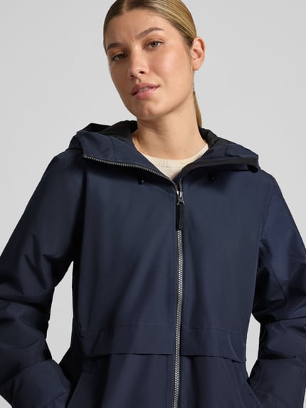 Frauenmodel trägt Regular Fit Parka mit Kapuze von Didriksons in Dunkelblau, Zweiwege-Reißverschluss, Nahaufnahme Oberkörper. Rückenlänge 87 cm, Schulterbreite 41 cm, Brustweite 48 cm, Ärmellänge 55 cm.