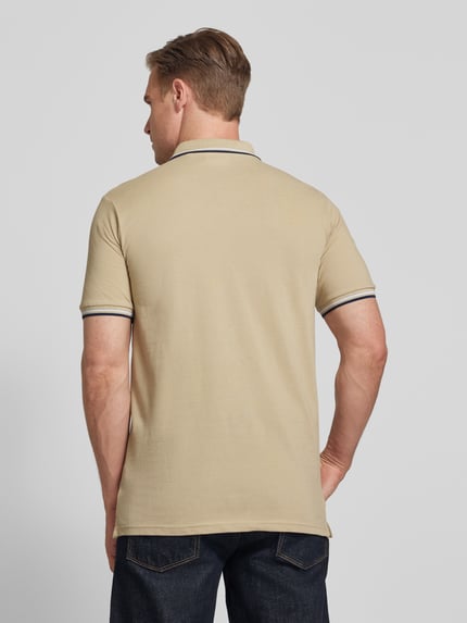Männermodel trägt Relaxed Fit poloshirt mit contraststrepen van Lindbergh, puur katoen, knoopsluiting, labelstitching, ruglengte maat M 67 cm, Ganzkörperansicht Rückansicht.
