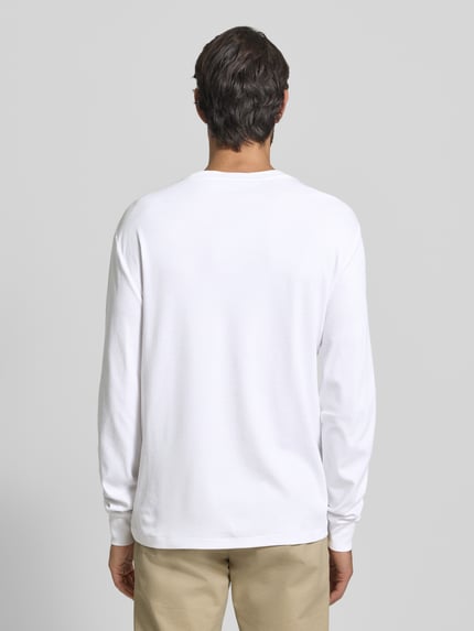 Męski model nosi Bluzkę z długim rękawem z prążkowanymi wykończeniami od Polo Ralph Lauren z bawełny, krój regular fit, okrągły dekolt, wyhaftowane logo, długość tyłu 68 cm, rozmiar M, widok całej sylwetki od tyłu.