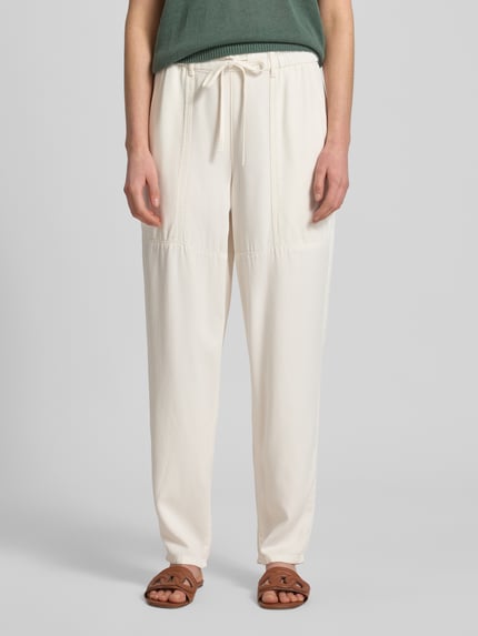 Frauenmodel trägt Straight Fit Stoffhose aus reinem Lyocell Modell 'Maison' von MOS MOSH in Creme mit Tunnelzug, glatter Stoff, Damen Stoffhose, Vorderansicht, Nahaufnahme Unterkörper.