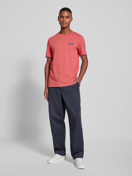 s.Oliver RED LABEL Regular Fit T-Shirt aus reiner Baumwolle mit Ford®-Applikation Kirsche 1