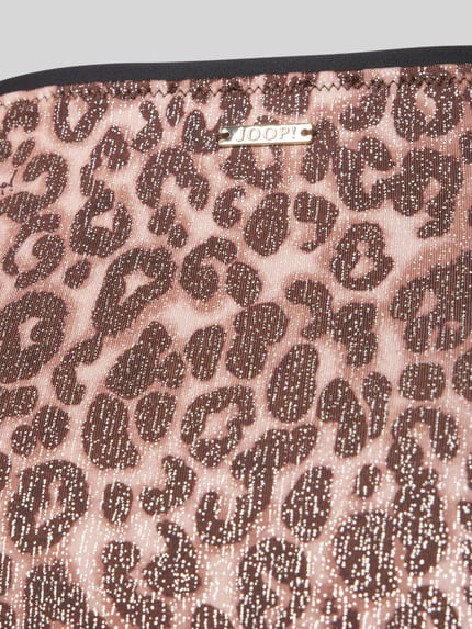 Produktfoto, Slim Fit Bikini-Hose mit Allover-Animal-Print Modell 'Leopard' von JOOP! Collection, krój slim fit, wysoki stan, elastyczny materiał, wzór animal print, brązowe i beżowe odcienie, tekstura z połyskiem