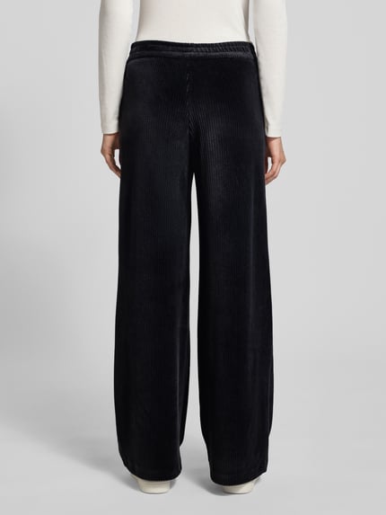 Vrouwenmodel draagt Cordhose mit Eingrifftaschen und elastischem Bund van Smith and Soul, zwart, wijde pijpen, achterkant volledige lichaam.