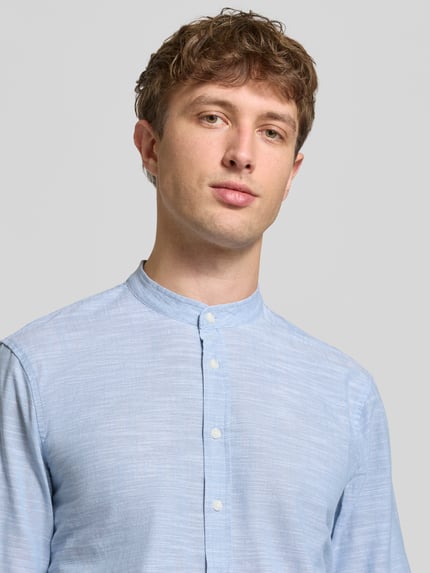 Männermodel trägt Regular Fit Freizeithemd aus reiner Baumwolle Modell 'DARIS' von Blend, hellblau, Stehkragen, Knopfleiste, Nahaufnahme Oberkörper