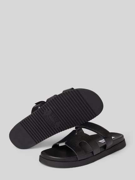 Produktfoto, schwarze Sandalette aus Leder mit Klettverschluss Modell 'Missile' von Steve Madden, strukturierte Sohle, Absatzhöhe 3 cm