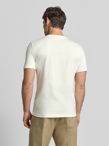 Männermodel trägt Regular Fit T-Shirt aus reiner Baumwolle von Antony Morato in Creme, glatte Textur, Ganzkörperansicht Rückansicht, Herren T-Shirt, Rundhalsausschnitt, Label-Print, Rückenlänge Größe M 70 cm.