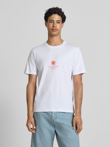 Männermodel trägt Herren T-Shirt von Jack & Jones aus Reine Baumwolle, Regular-Fit, Modell 'Eres' mit Logo-Print, Rundhalsausschnitt, Weiß mit feiner Struktur, Rückenlänge bei Größe M 68 cm, Ganzkörperansicht von vorne.