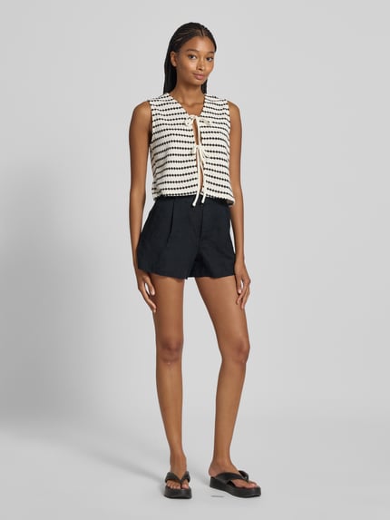 Gina Tricot Szorty lniane o kroju regular fit z zakładkami w pasie Czarny 1