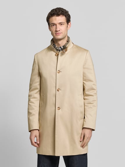 Männermodel trägt Mantel mit Stehkragen Modell 'CICHOICE' von CINQUE in Beige, Struktur-Oberfläche, Knopfleiste, seitliche Taschen, Ganzkörperansicht von vorne.