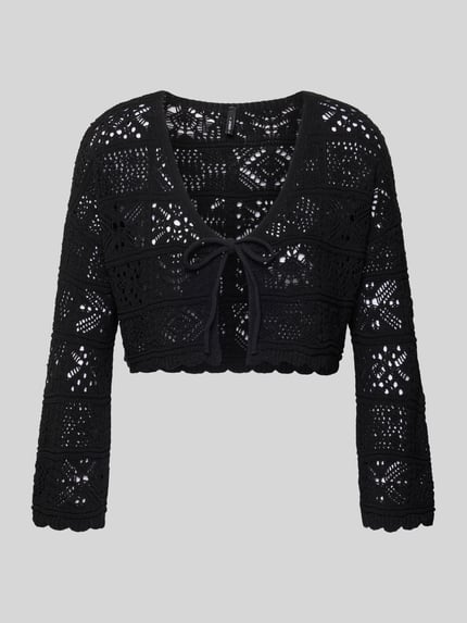 Produktfoto, schwarze Cropped Strickjacke aus recyceltem Baumwoll-Mix Modell 'BEACH LIFE' von Only, Lochstrickmuster, Muschelsaum, Relaxed Fit