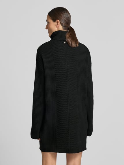 Frauenmodel trägt Strickkleid mit Rollkragen von Liu Jo White, schwarzer Material-Mix mit Woll-Anteil, gerader Schnitt, Ganzkörperansicht Rückansicht.