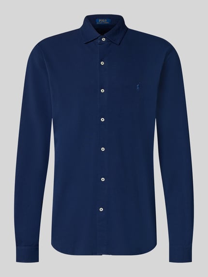 Produktfoto, Slim Fit Freizeithemd aus reiner Baumwolle von Polo Ralph Lauren in Dunkelblau, weiße Knöpfe, glatte Textur, neutraler Hintergrund