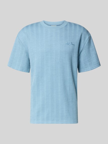 Produktfoto, T-Shirt mit Strukturmuster und Rundhalsausschnitt von Les Deux in Hellblau, Material-Mix mit Viskose, Regular Fit, strukturierte Oberfläche