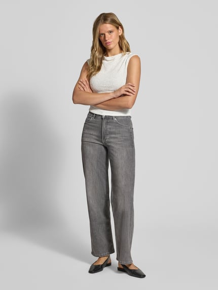 Frauenmodel trägt Straight Fit Jeans aus Baumwoll-Mix Modell 'Tomma' von Marc O'Polo, grau, klare Linien, glatte Textur, Ganzkörperansicht von vorne; Damen Straight Fit Jeans von Marc O'Polo DENIM.