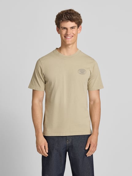 Mannelijk model draagt T-shirt met Label-Print model 'FELIX' van Jack & Jones Premium, regular fit, pure katoen, zandkleur, ronde hals, frontale totaalopname.