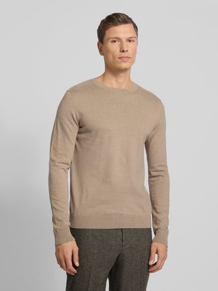 Mannelijk model draagt Regular Fit Pullover uit puur katoen Model 'BERG' van SELECTED HOMME, look: effen, fijngebreid, ronde hals, lange mouw, geribde boord, Ganzkörperansicht von voren.
