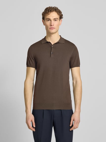 Męski model nosi Slim Fit Poloshirt mit Knopfleiste von Profuomo, lyocell z domieszką jedwabiu, krój slim fit, kolor brązowy, polokragen, długość tyłu w rozmiarze M: 69 cm, widok całej sylwetki z przodu