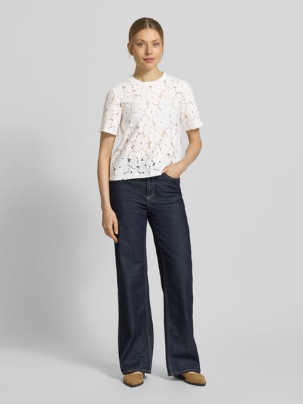 Vrouwenmodel draagt Regular Fit T-shirt uit kant model 'SALLIE' van Vero Moda, look: effen, ronde hals, korte mouw, katoenmix, full-body vooraanzicht