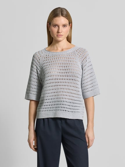 Frauenmodel trägt Strickpullover mit 1/2-Arm von Marc Cain aus Reine Baumwolle, Relaxed-Fit, Rundhalsausschnitt, silbergrau, Lochstrick, Ganzkörperansicht von vorne.