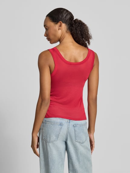 Frauenmodel trägt rotes Tanktop mit Label-Stitching Modell 'Junie' von OH APRIL im Modal-Kaschmir-Mix, Rückansicht, Ganzkörperansicht.