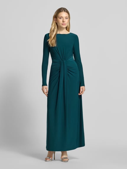 Frauenmodel trägt Abendkleid mit Rundhalsausschnitt von Forever New, körpernahe Passform, Drapierung, Raffungen, Maxilänge, langärmlig, satter türkisfarbener Stoff mit glatter Textur, Ganzkörperansicht von vorne.