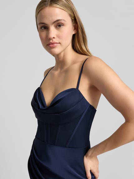 Frauenmodel trägt Abendkleid aus Satin mit Raffungen von Hey Kyla, dunkelblau, Wasserfall-Ausschnitt, Corsagenkleid, Nahaufnahme Oberkörper.