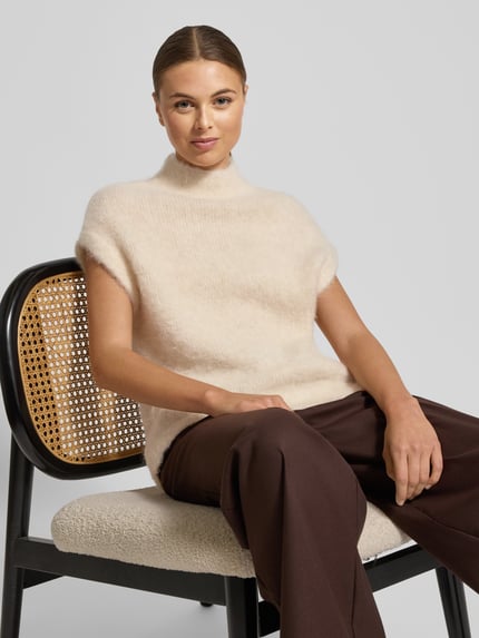 Vrouwenmodel draagt Pullunder met Stehkragen van Smith and Soul, beige, materiaal-mix met mohair, regular fit, detailopname bovenlichaam.