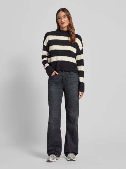 VERO MODA Sweter o kroju regular fit ze wzorem na całej powierzchni model ‘NEZ’ Czarny 1