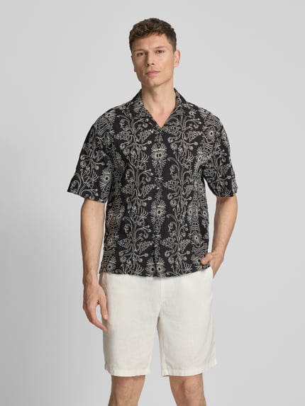 Männermodel trägt Regular Fit Freizeithemd mit floralem Allover-Stitching von JAKE*S STUDIO MEN, Reine Baumwolle, Ganzkörperansicht von vorne